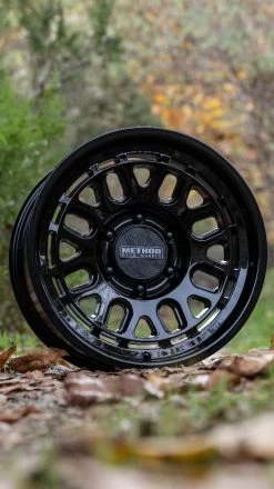 MR321785601300 - Method MR321 Gloss Black / 17x8.5 / 6x5.5 -AutoMods Hub mrw 321 gloss black lifestyle 0339